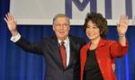 Triumf. Mitch McConnell hilser med sin kone Elaine Chao på sine supportere i Louisville i nat. Den 72-senator fra Kentucky bliver senatets nye flertalsleder 