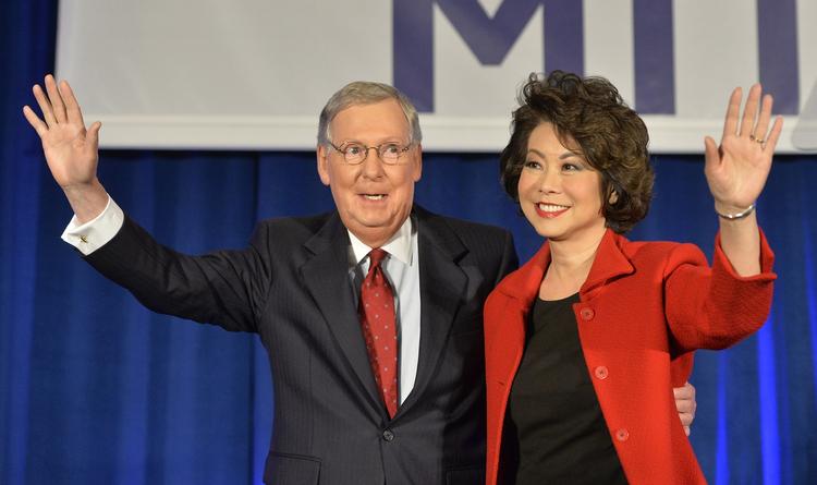 Triumf. Mitch McConnell hilser med sin kone Elaine Chao på sine supportere i Louisville i nat. Den 72-senator fra Kentucky bliver senatets nye flertalsleder 