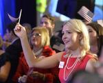 Sejr. En tilhænger af republikaneren Mitch McConnell har en god aften ved valgfesten i Kentucky. 