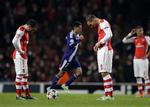 Forspildt. Arsenal gik ned og lukkede tre mål ind på en halv time på hjemmebane.  Santi Cazorla (tv) og Lukas Podolski havde svært ved at finde et passende ansigtsudtryk. at finde 