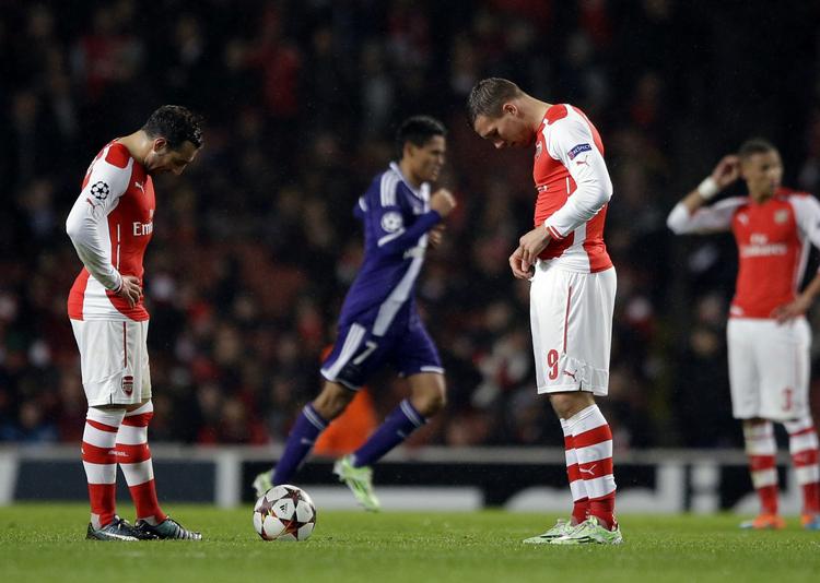 Forspildt. Arsenal gik ned og lukkede tre mål ind på en halv time på hjemmebane.  Santi Cazorla (tv) og Lukas Podolski havde svært ved at finde et passende ansigtsudtryk. at finde 