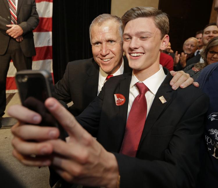 Sejrherrer.  Ungdomspolitiker Nick Vaughn tager en selfie med den republikanske kandidat Thom Tillis ved valgfest i byen Charlotte i delstaten North Carolina. Tillis slog den demokratiske  senator Kay Hagan i staten. 