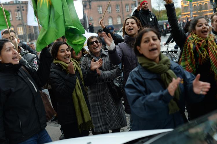 Frifindelse. Der var jubel efter frifindelsen i byretten. Nu skal sagen gå om. 
