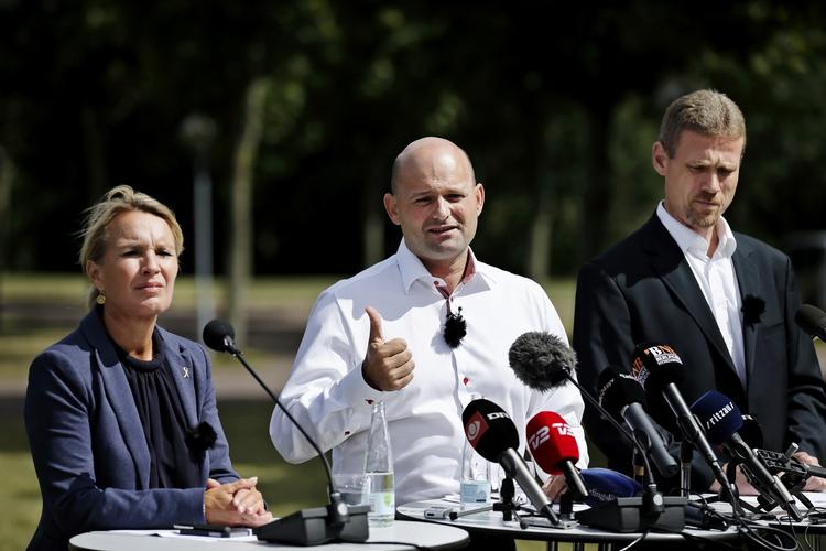 karriereskift. Lene Espersen forlader dansk politik. Også Tom Benhke (th) siger farvel ved næste folketingsvalg. 
