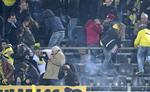 Skandale. Dortmund-fans på flugt fra røgbomber, fyrværkeri og flyvende stolesæder. 