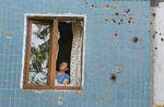 KAMPOPMRÅDE. Kvinde forsøger at reparere sig vindue i Donetsk, hvor russiskstøttede militser kæmper mod Ukraines forsvar. 