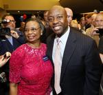 valgt. Tim Scott har fået vælgernes opbakning som senator for South Carolina. Her fejrer han sejren med sin mor, Frances Scott i North Charleston. 