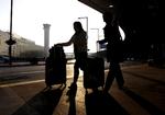 Afsted. Rejsende er på vej mod Terminal A i Chicagos O'Hare International Airport. De amerikanske myndigheder strammer op på sikkerheden som følge af frygt for radikaliserede islamister. 