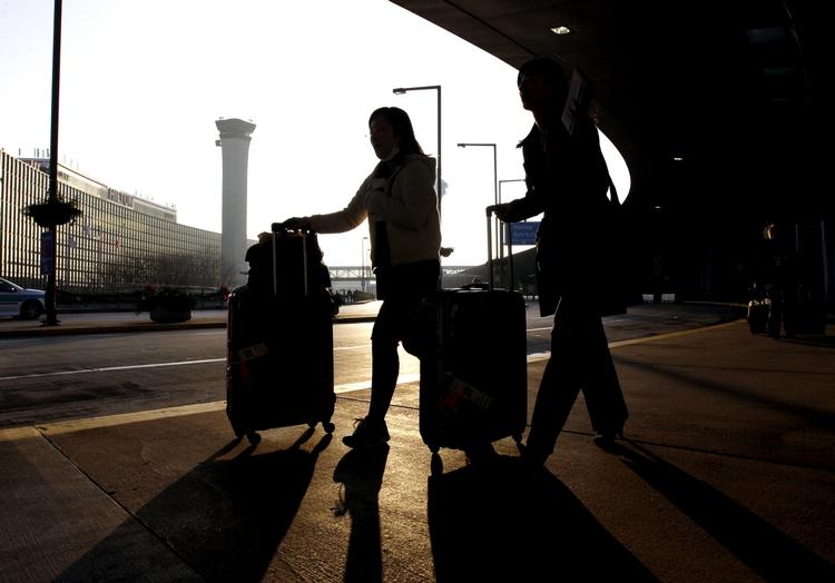 Afsted. Rejsende er på vej mod Terminal A i Chicagos O'Hare International Airport. De amerikanske myndigheder strammer op på sikkerheden som følge af frygt for radikaliserede islamister. 
