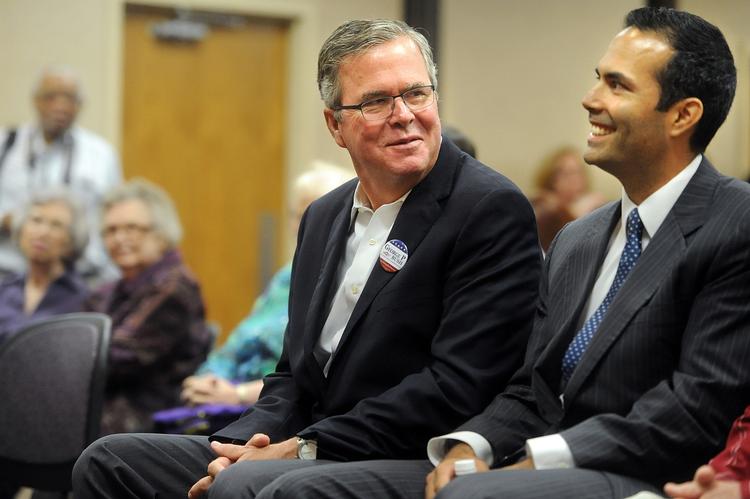 Dynasti. George P. Bush er endnu ikke et meget kendt navn, men det kan komme. Her er han med sin far, tidligere Florida-guvernør Jeb Bush. 