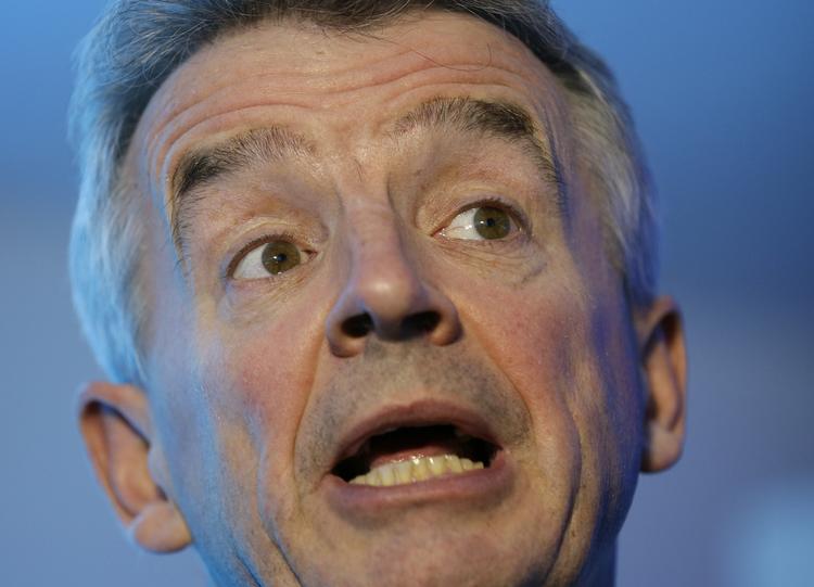 kontroversiel. Michael O'Leary har som direktør for Ryanair gjort sit til at feje alle fine fornemmelseri branchen ud. 