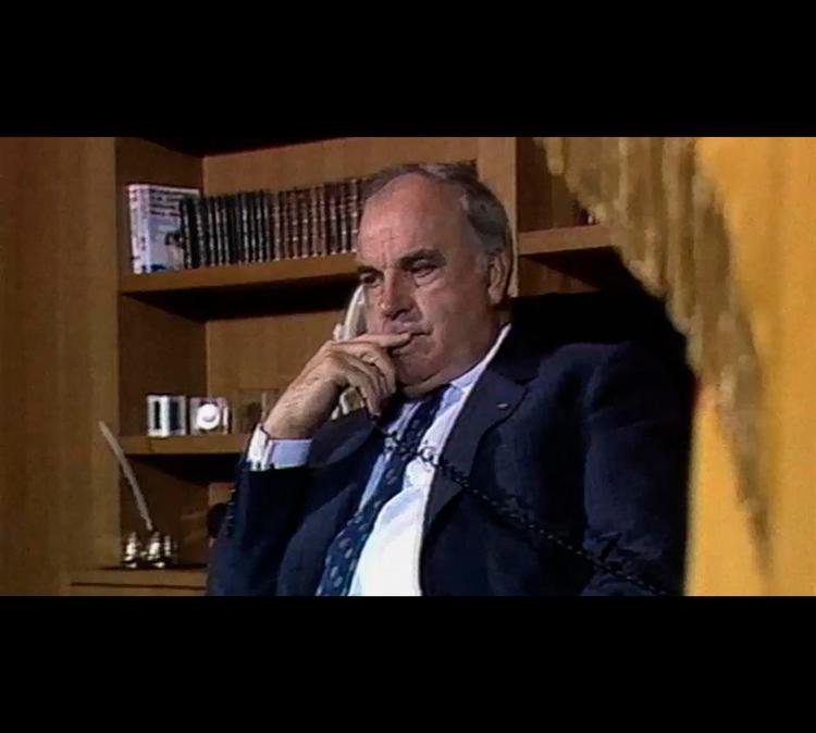Afgørende. I dokumentarfilmen '1989' spørger Helmut Kohl i en rekonstrueret telefonsamtale med Mikhail Gorbatjov, hvordan Gorbatjov har det med, at Jerntæppet er ved at falde. 