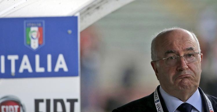 STRAFFET. I både Fifa og Uefa er Carlo Tavecchio nu straffet for sine udtalelser. 