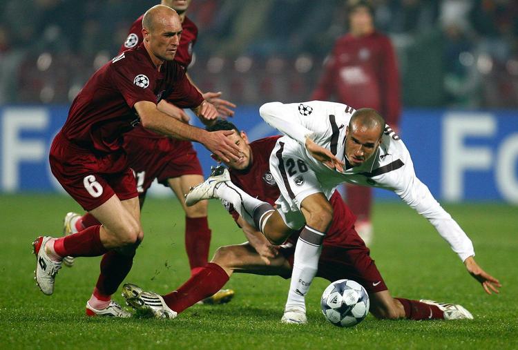 UDELUKKET. I 2008 havde Cluj som rumænsk mester Gagriel Muresan (tv.) med i Chamions League-kampen mod Bordeaux og Gabriel Obertan (th.). 