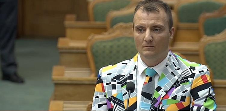 PROTESTHABIT. Morten Marinus iført det opsigtsvækkende jakkesæt under dagens spørgetime med kulturministeren i Folketingsalen. 