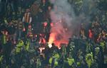 Pyroteknik. Matchen i tirsdags var to gange kortvarigt afbrudt på grund af fyrværkeri og optøjer på tilskuerpladserne. 