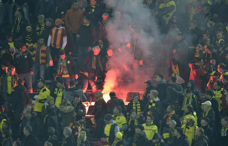 Pyroteknik. Matchen i tirsdags var to gange kortvarigt afbrudt på grund af fyrværkeri og optøjer på tilskuerpladserne. 