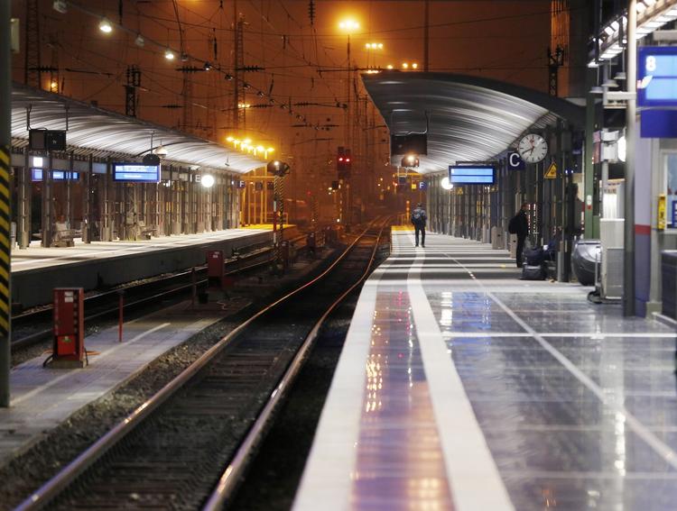 Stille. Normalt er der liv og leben på Frankfurts banegård. En rekordlang strejke henover weekenden kan genere rejsende, der vil til Berlin og fejre 25 året for murens fald. 