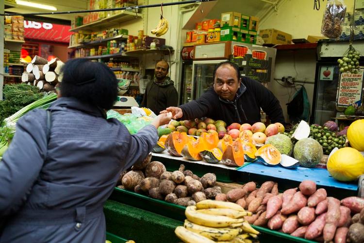 Kredsløb. Grønthandler Faiz modtager Brixton- pund fra de lokale kunder - og betaler sin lokalskat med pengene. 