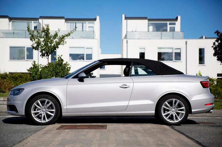påklædt. Audi A3 cabriolet iført stofkalechen, som kan tages af og på under kørsel med op til 50 kilometer i timen. 