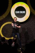 Svesken-på-disken. Elias Ehlers er ikke bleg for at sige tingene rent ud i sit nye show ’Helt perfekt’. 
