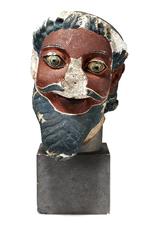 Blåskæg. Billedhuggeren Anne Marie-Carl Nielsen vidste godt, at antikke skulpturer var bemalede. Så i sin meget livagtige kopi fra 1905 af en typhon fra Akropolis glemte hun ikke den blå farve. Tilhører Odense Bys Museer. 