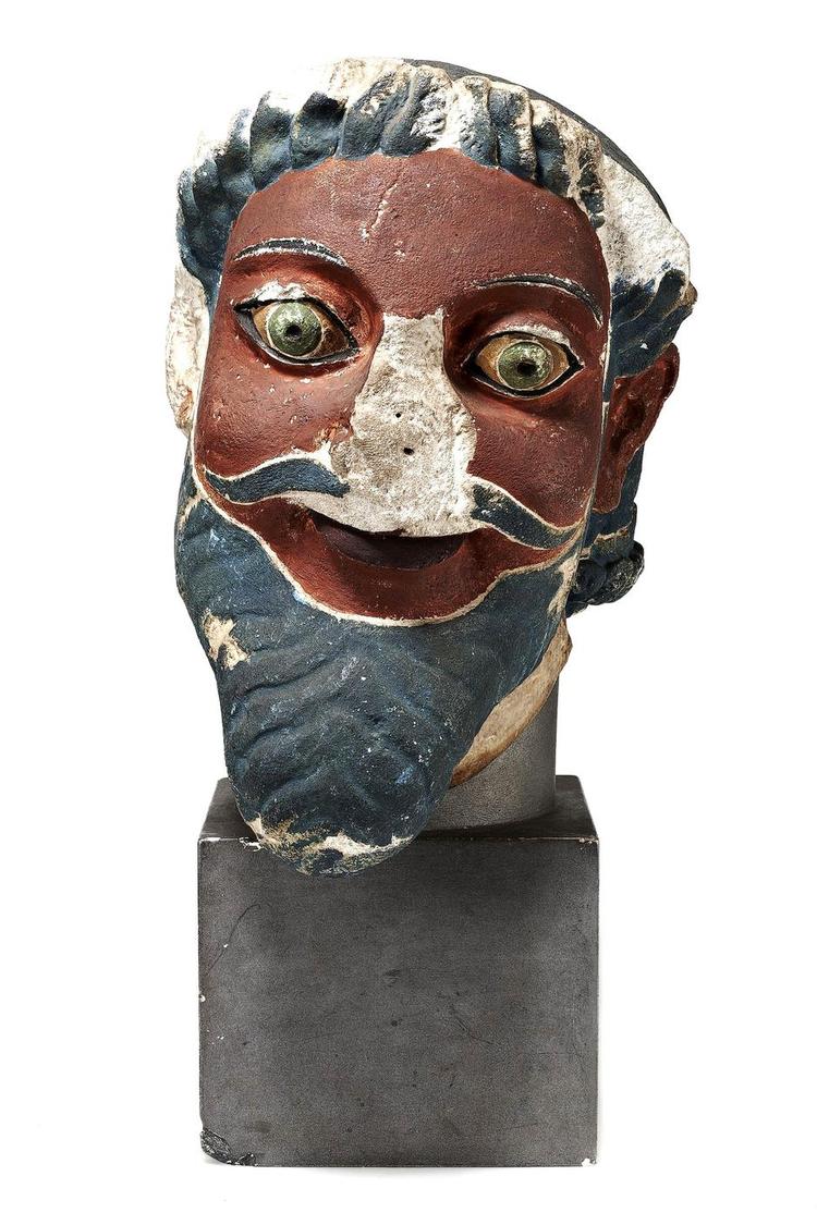 Blåskæg. Billedhuggeren Anne Marie-Carl Nielsen vidste godt, at antikke skulpturer var bemalede. Så i sin meget livagtige kopi fra 1905 af en typhon fra Akropolis glemte hun ikke den blå farve. Tilhører Odense Bys Museer. 