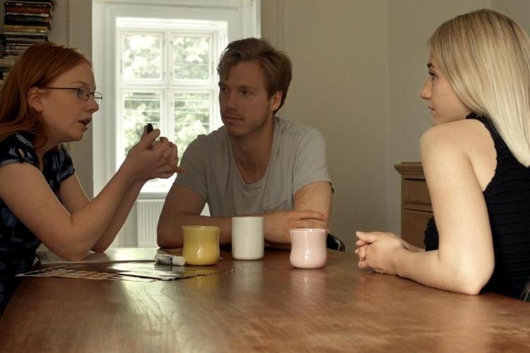 Lavbudget. I fremtiden bliver der plads til flere spillefilm på helt små budgetter. Billedet er fra filmen 'En to tresomt', der blev improviseret frem i en lejlighed på Nørrebro. 