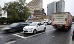Parkering. Beboerne langs Gammel Kongevej i københavn forveksler midterrabatten med parkeringsbåse. 