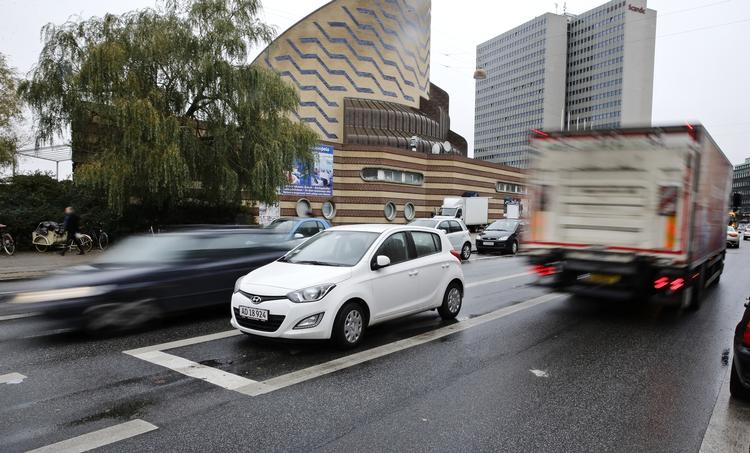 Parkering. Beboerne langs Gammel Kongevej i københavn forveksler midterrabatten med parkeringsbåse. 