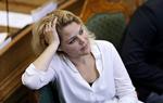 Krænkelser. »Bid du bare i puden Johanne, for jeg gider ik komme tørt ind i dig«, og »hun beder jo selv om at få lidt tæsk«. Det de slags kommentarer, Johanne Schmidt-Nielsen (EL) dagligt bliver mødt med. 