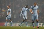 frustrationer. Manchester Citys normale ankermand, Yaya Toure (midt), forlader banen efter et direkte rødt kort, som han torsdag undskyldte på twitter over for holdets fans. 
