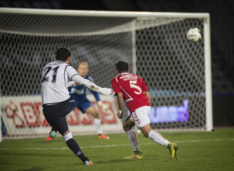 2-0. Med en afslutning i det lange hjørne scorer Mate Vatsadze AGF's andet mål i den jyske klassiker mod Vejle. 