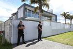 Sikkerhedsvagter bevogter Phil Rudds villa i New Zealand. 