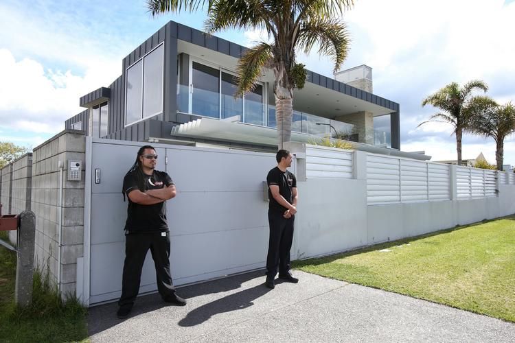 Sikkerhedsvagter bevogter Phil Rudds villa i New Zealand. 