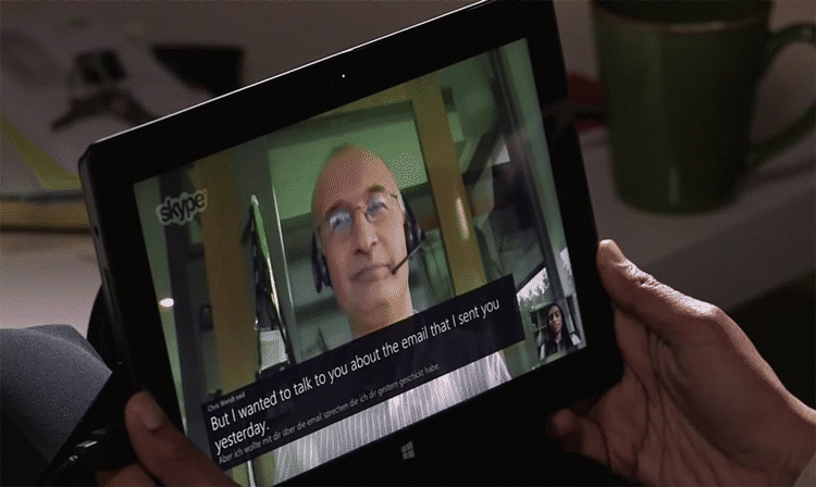 KOMMUNIKATION. Nu kan man skrive sig op til at prøve den nye version af Skype, der kan sætte undertekster på, hvad personen i den anden ende siger, hvis I ikke har et sprog til fælles. (Foto: PR/Skype) 