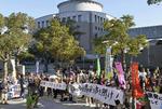 utilfredshed. Lokale indbyggere og modstandere af genåbning af de japanske atomkraftværker efter Fukushimaulykken i 2011 demonstrerer foran det lokale parlament i Kagoshima. Her har politikerne i dag vedtaget, at de første to reaktorer på Sendai-atomkraftværket kan genåbnes. Sendai bliver dermed det første atomkraftværk, der skal operere efter nye sikkerhedsprocedurer. 