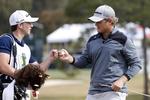 golfkomet. Sebastian Cappelen (th) fejrer et godt slag med caddy Scott Marshall. 