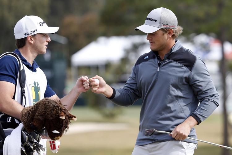 golfkomet. Sebastian Cappelen (th) fejrer et godt slag med caddy Scott Marshall. 