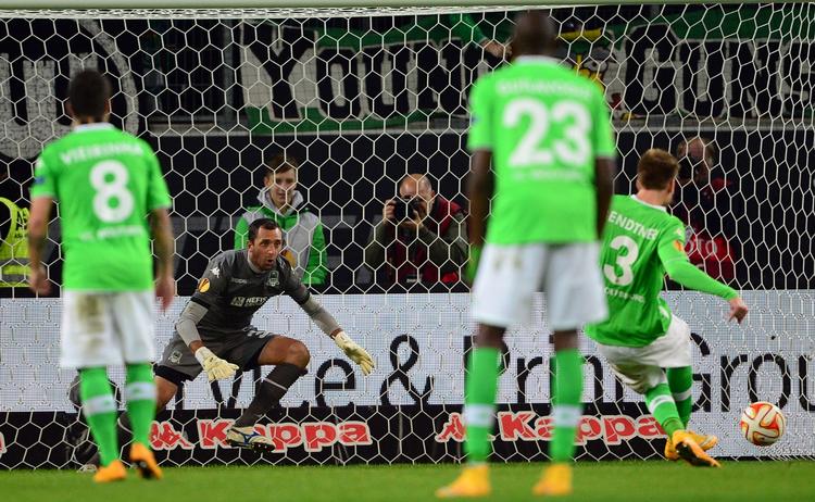 4-1. Først eksekverede Nicklas Bendtner (th) fra 11-meter-pletten og kort før sidste fløjt scorede han til 5-1 på en kølig venstrebensafslutning inde i feltet. 