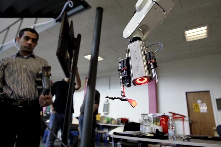 robotter. Kombinationen af den hastige udvikling inden for kunstig intelligens og såkaldt maskinlæring, hvor computeren lærer at udføre stadig mere komplekse opgaver, robotteknologi og de mange fremstormende deletjenester kan vende op og ned på det joblandskab, vi tror, vi kender. 