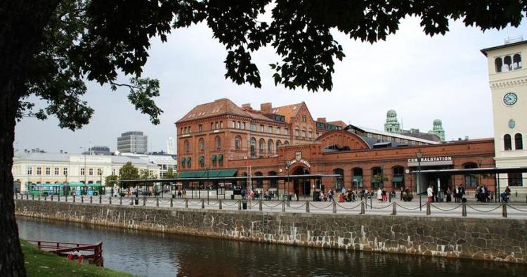 tæt på. Malmø Centralstation ligger et par hundrede meter fra centrum i Malmø. 