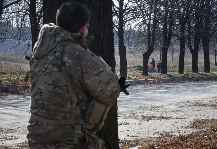 Prorussiske oprørere og ukrainske styrker kæmper om kontrollen med området omkring lufthavnen i Donetsk. 