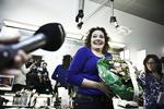 Vinder. Anne-Cathrine Riebnitzsky modtager boghandlernes De Gyldne Laurbær for romanen 'Forbandet yngel'. 