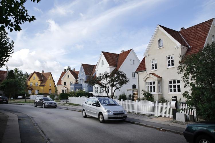 Boliglån. Boligpriserne er i år steget pænt i stort set hele landet, og boligejerne er nu for alvor begyndt at skifte deres variabelt forrentede lån ud med fastforrentede lån. 