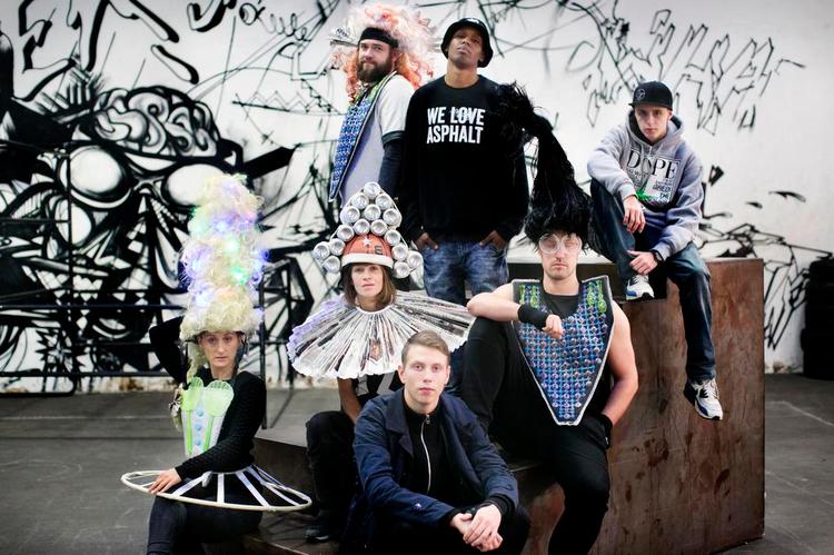 Dialog. Rapperne Nikolaj, Jamal og Mikkel er nogle af de unge, som teaterkollektivet Shakes - det er dem i kostumer - har arbejdet sammen med i forbindelse med forestillingen 'Comedy of Errors', der har premiere i streetsportshallen Game i morgen. 