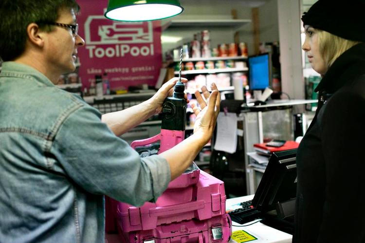 Udlån. Hos Malmö Järnhandel udlåner ejeren, Matti Jokela, værktøj til sine kunder kvit og frit. Her fremviser han en boremaskine for Rebecca Crutchley. Foto: Miriam Dalsgaard 