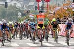 opløb. Australieren Sam Witmitz jubler over sin tredje etapesejr i Tour of Taihu Lake, mens danskeren Søren Kragh og Patrick Clausen i hver sin side af vejen bliver henholdsvis nr. 2 og 4. 