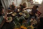 kostændring. Der kommer helt nye retter på bordet hjemme hos filminstruktør Andrea Culková (nederst til højre) og hendes familie, da de kvitter mad med tilsat sukker. 