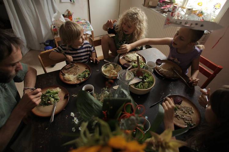 kostændring. Der kommer helt nye retter på bordet hjemme hos filminstruktør Andrea Culková (nederst til højre) og hendes familie, da de kvitter mad med tilsat sukker. 